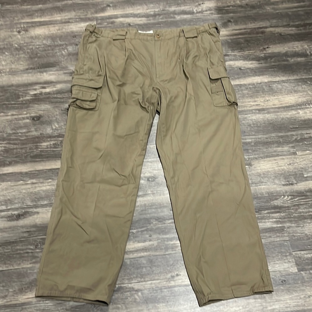 Orvis mens cargo khaki pants with pleated front 44x32
